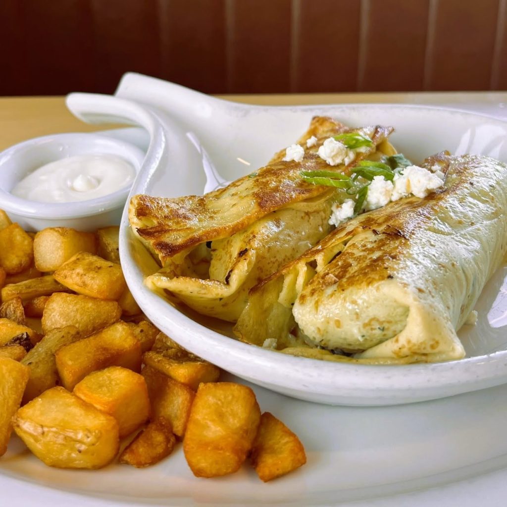 Omelette with breakfast potatoes at Le Peep Valparaiso